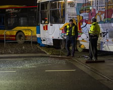 Tramwaj nr 10 wjechał w bok autobusu nr 107. Cztery osoby są lekko ranne
